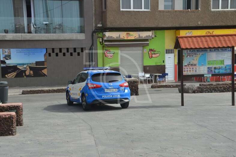 Vehículo de la Policía Local en el paseo de Melenara (Foto TA)